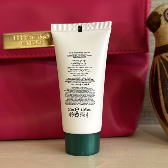 Ferragamo Parfums Pink Make up case/bag w/1 fl.oz. Body lotion/eye mask/socks - Picture 4 of 9